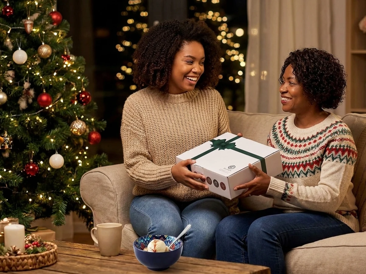 A daughter giving her mother the Eliseen bowl gift set beside a Christmas tree
